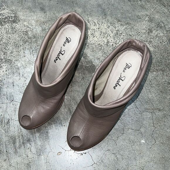 Mea Shadow 'Tosca' taupe leather peep toe bootie heels - Picture 6 of 7